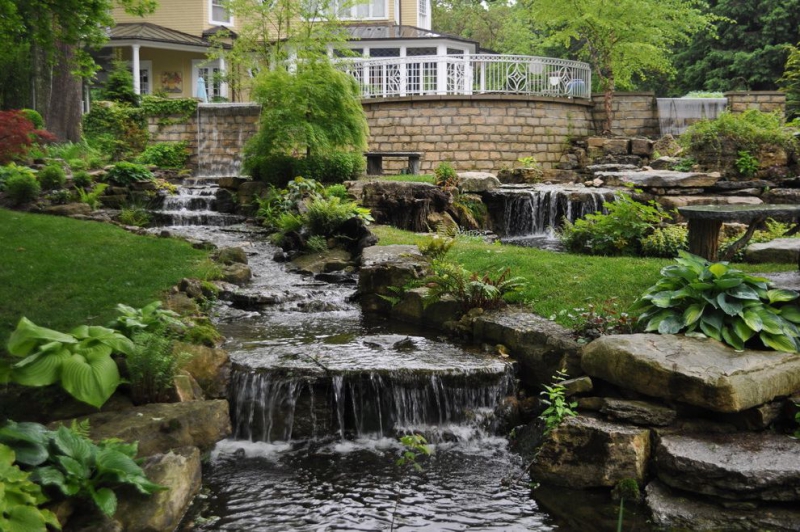 paysagiste-ROQUESTERON-min_landscaping-rock-louisville-ky-traditional-landscape-and-boulders-brick-wall-bushes-grass-koi-law